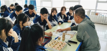 校园文字拼图 · 讲台边语 | 教育成长思考：在陪伴里看见自己的成长