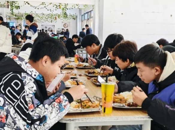 校园生活 | 每一餐，我们都用心守护